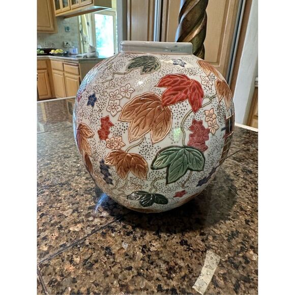 Vintage Chinese porcelain vase - Picture 1 of 5